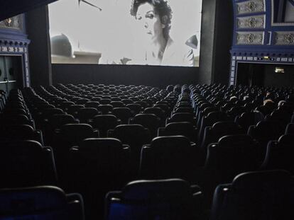 Una sala de cine durante una proyección de 'El guardián invisible', en Barcelona. 