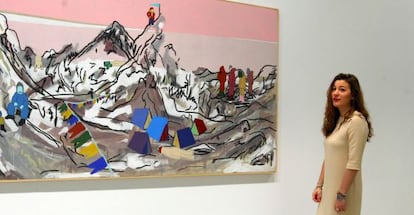 La pintora María Azkona ante su obra 8848 en la exposición de la sala Rekalde. 