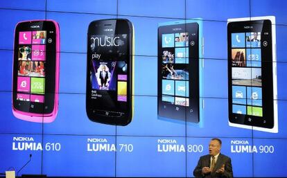 El Ceo de Nokia, Stephen Elop, durante la presentación de los nuevos terminales en el Mobile World Congress de Barcelona