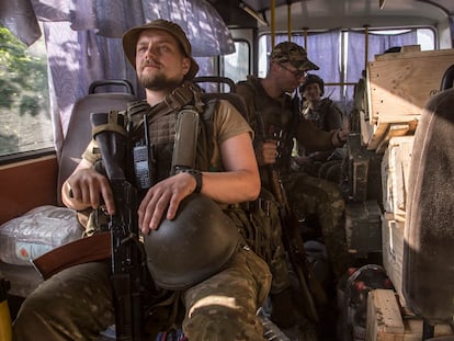 Militares ucranios en un autobús cerca de una posición en el frente de Severodonetsk , el pasado 19 de junio.