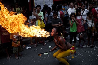 Por las venas de Manila corre sangre china. Los chinoyes, los descendientes de chinos, son casi uno de cada tres filipinos. "Manila me gusta mucho. Hoy además no he sentido esa violencia –dicho de verdad: ese miedo— que el domingo pasado, en mi recorrido <em>downtown</em>, llego a ser casi intolerable al tiempo que me producía placer. (…) uno pasea por la calle como si alguien le acechara, como si en cualquier momento pudiera desaparecer".