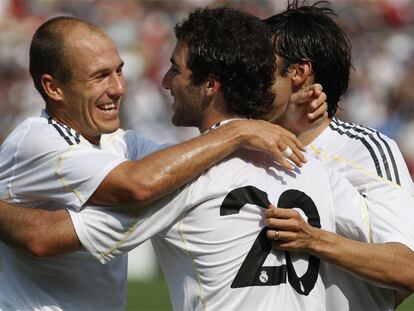 Higuaín (en el centro) recibe las felicitaciones de Robben y Raúl tras uno de sus goles.