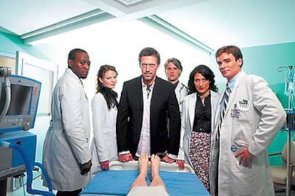 El doctor Gregory House, en el centro, rodeado de su equipo.