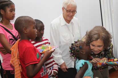 Miriam, abandonada a los 10 días de vida, besa a la Reina en presencia de la hermana Carmen Acin, en Mozambique.