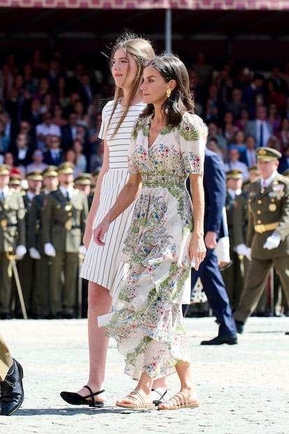 Letizia Ortiz se vio obligada a dejar de usar zapatos de tacón tras ser diagnosticada de Neuroma de Norton. También conocida como la “ciática del pie” se trata de una inflamación en el pie que le dificulta permanecer de pie durante mucho tiempo. Es una patología que puede ser muy dolorosa y donde el calzado juega un papel muy importante.