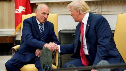 General John Kelly cumprimenta Donald Trump na semana passada.