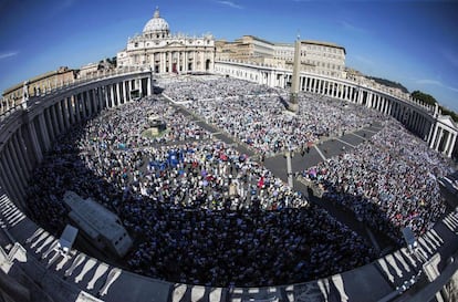 Vista general de la plaza de San Pedro durante la ceremonia de canonización de la Madre Teresa de Calcuta ante miles de fieles.