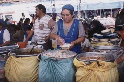 Herminia Medrano, en su puesto de comidas en el mercado de El Alto, en Bolivia.