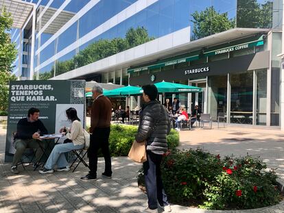 Lucas de Gispert, uno de los CEO de Good News, sentado frente a un Starbucks de Barcelona.