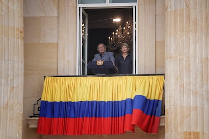 El presidente Gustavo Petro junto a su esposa, Verónica Alcocer, durante el discurso presidencial desde el balcón en la Casa de Nariño, el 1 de mayo de 2023.