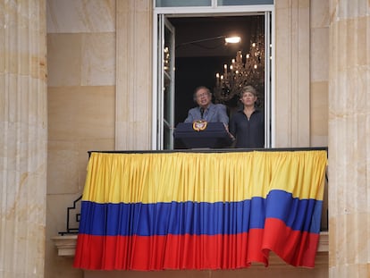 Gustavo Petro y Verónica Alcocer, durante el discurso presidencial desde el balcón en la Casa de Nariño, el 1 de mayo de 2023.