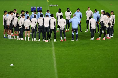 Los jugadores del Real Madrid y el personal durante la sesión de entrenamiento de este lunes previo al partido de Champions League frente al Manchester City.