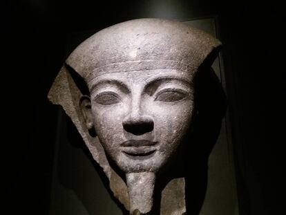 Trozo del sarcófago de Ramsés VI, en la muestra..