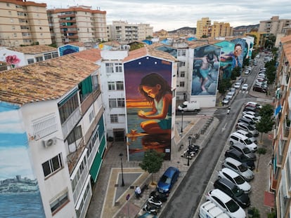 'La magia de los sueños' es obra de Kato. Este cautivador mural transporta a un mundo mágico donde una niña, envuelta en un atardecer casi nocturno, sostiene una estrella de mar que ilumina con su resplandor. El mensaje transmitido es: "Incluso en los momentos más oscuros, siempre hay una luz que guía el camino hacia nuestros sueños", tal como cuenta la plataforma Street Art Cities. Se encuentra en la localidad malagueña de Fuengirola.