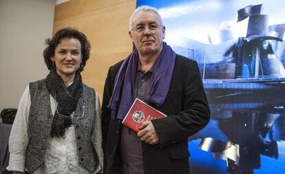 Cayo Lara, junto a la coordinadora de IU en el País Vasco, Isabel Salud, durante su comaprecencia en Bilbao.