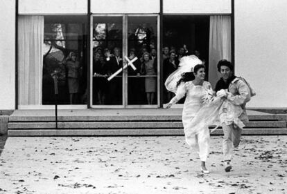 Katharine Ross y Dustin Hoffman, salen corriendo de la iglesia al final de " El Graduado", Paramount Studios (Hoja de contacto), 1967