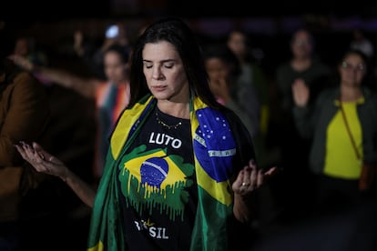 Simpatizante de Jair Bolsonaro reza en la vigilia de este lunes.