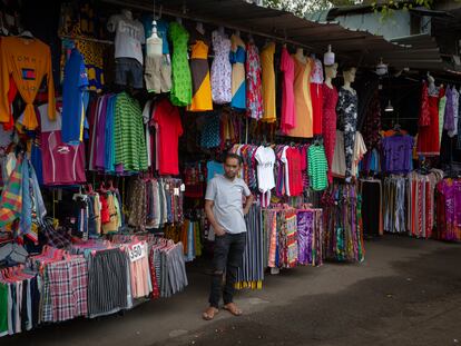 Un vendedor de ropa espera la llegada de los clientes, este martes, en un mercado de Colombo.