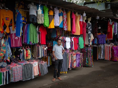 Un vendedor de ropa espera la llegada de los clientes, este martes, en un mercado de Colombo.