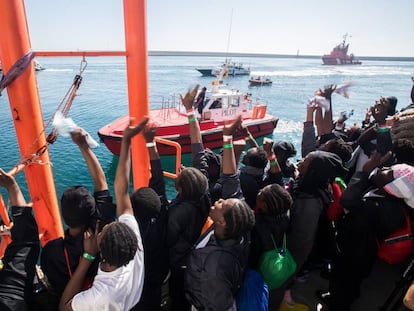 Los rescatados por el 'Aquarius' muestran su alegría tras entrar al puerto de Valencia, el 17 de junio de 2018.