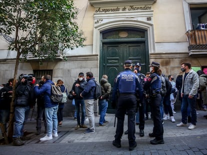 Agentes de Policía Municipal vigilan una concentración contra el desalojo de un bloque okupado en el Palacio de la Infanta Carlota, a 25 de noviembre de 2020.