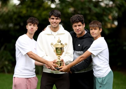 Alcaraz posa con sus hermanos (de izquierda a derecha, Sergio Alcaraz, Álvaro Alcaraz y Jaime Alcaraz), durante una sesión fotográfica tras su victoria en Wimbledon, este lunes en Londres.