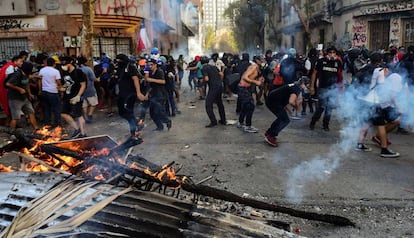 Manifestantes levantan una barricada en Santiago, durante una protesta callejera realizada el viernes 31 de octubre.