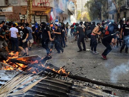 Manifestantes levantan una barricada en Santiago, durante una protesta callejera realizada el viernes 31 de octubre.