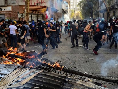 Manifestantes erguem uma barricada em Santiago, durante um protesto de rua em 31 de outubro, uma sexta-feira.