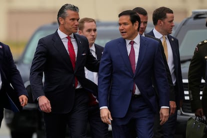 El secretario de Defensa de Estados Unidos, Pete Hegseth (a la izquierda), y el secretario de Estado, Marco Rubio, llegan antes de que Trump salude al Putin, en la base militar Elmendorf-Richardson de Alaska.