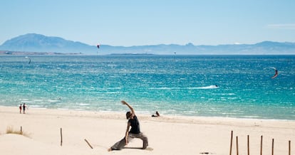 Tarifa, donde el Mediterráneo y el Atlántico se encuentran, meca del viento, es el paraíso para amantes del windsurf y del kitesurf. Aquí se encuentran surfistas, tiendas especializadas, escuelas, cursos, talleres y ofertas para todos los gustos. Algunas propuestas tan relajantes como la de <a href="https://freeyourmindexperience.com/" rel="nofollow" target="_blank">Free Your Mind</a>: un combinado de kitesurf y yoga con vistas al Estrecho de Gibraltar. Asanas, respiraciones, relajación, meditación; para luego agarrar una tabla, una cometa y ponerse a dar saltos, giros y acrobacias en el mar. En la localidad gaditana hay más de 60 escuelas donde aprender kitesurfing, entre ellas, <a href="https://www.rebelstarifa.com/es/kitesurf-en-Tarifa/" rel="nofollow" target="_blank">Rebels Tarifa, <a href="https://addictkiteschool.com/es/" rel="nofollow" target="_blank">Addict Kite School Tarifa, <a href="https://explorawatersports.com/tarifa/" target="_blank">Watersports</a>, <a href="http://escuela.tarifairforce.com/" rel="nofollow" target="_blank">Tarifa Air Force o <a href="https://www.kitelocalschool.com/" target="_blank">Kitelocal School</a>.