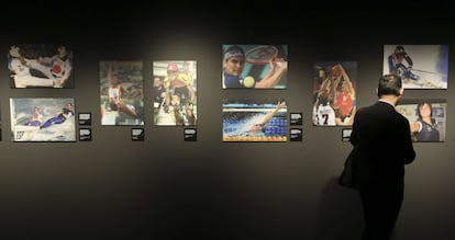 Un visitante observa varias de las imágenes de la exposición de fotos de la Agencia EFE sobre mujer y deporte "Reinas del esfuerzo" en la Casa del Lector.