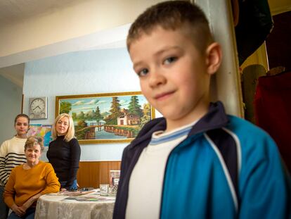 La ucrania Halyna Rybachok, de 63 años, acoge en su piso de Madrid a su hija Olena Pisna y a sus nietos, de siete y 14 años.