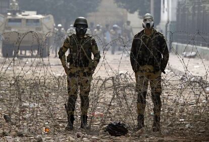 Soldados egipcios, detrás de una barricada colocada cerca de la plaza de la Liberación de El Cairo.