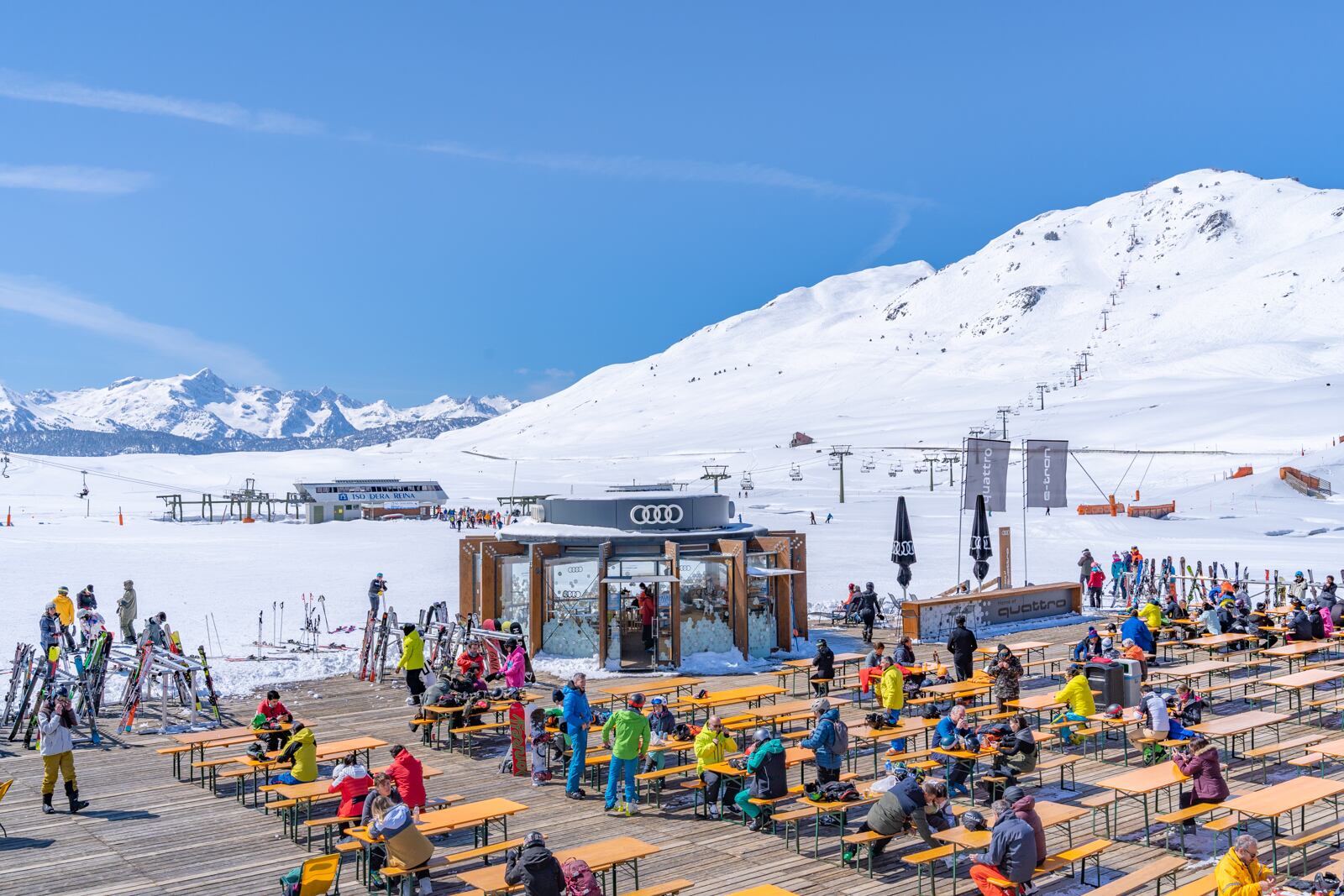 Uno de los restaurantes de la estación de Baqueira Beret, en el valle de Arán, en el Pirineo de Lleida.  