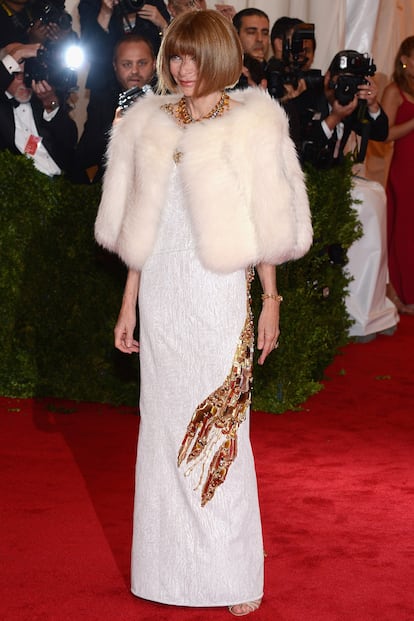 Anna Wintour ha sido la primera en llegar con este diseño blanco de Prada con dos langostas formadas por aplicaciones, una interpretación de un vestido de Elsa Schiaparelli.