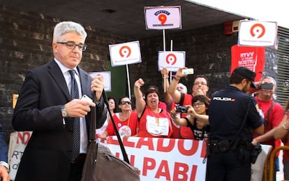 José López Jaraba, exdirector general de RTVV, fue increpado por extrabajadores cuando declaró en el juzgado de Paterna en julio.