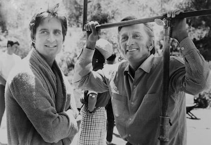 Kirk Douglas y Michael Douglas en 1969.