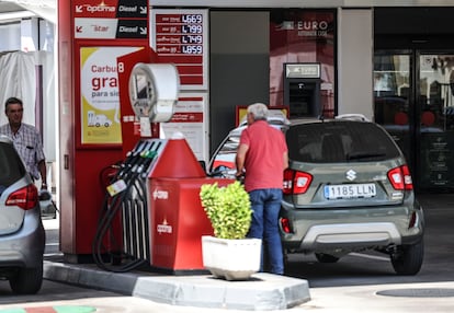 Un hombre repone gasolina en Madrid, este jueves.