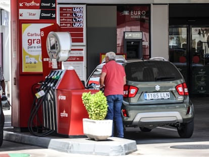 Un hombre repone gasolina en Madrid, este jueves.