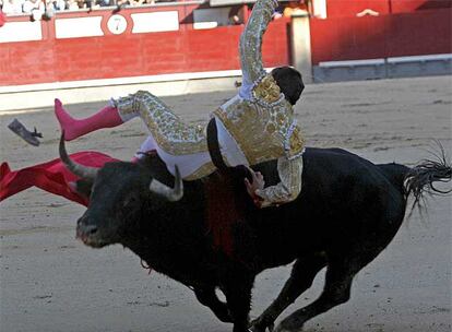 El toro da un revolcón a Joselillo, que confirmaba su alternativa ayer en Las Ventas.