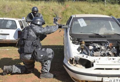 Ejercicio antiterrorista de las fuerzas especiales brasileñas. 
  