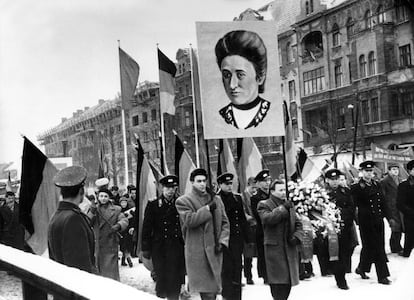 Manifestación por el 40 aniversario del asesinato de Karl Liebknecht y Rosa Luxemburgo, en 1959 en Berlín.