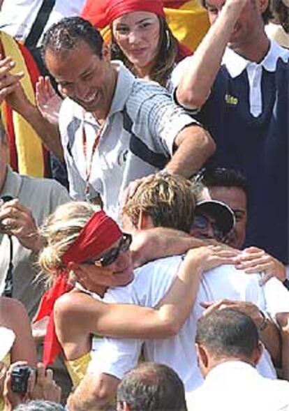 Juan Carlos Ferrero se abraza a su padre y una hermana tras su triunfo.