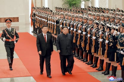 La presidencia surcoreana ha anunciado este miércoles que el consejero de Estado de China para las Relaciones Exteriores, Yang Jiechi, visitará el jueves Corea del Sur para poner al corriente a las autoridades del país de los detalles de la reunión celebrada en Pekín entre Kim y Xi. En la fotografía, Kim Jong Un y Xi Jinping inspeccionan la guardia de honor en el Gran Salón del Pueblo en Pekín (China).