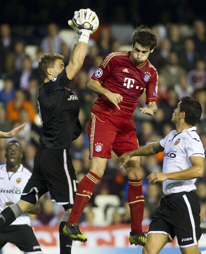 Guaita se anticipa a Javi Martinez.