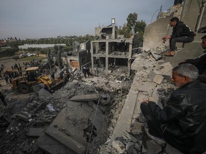 Unos palestinos buscan supervivientes entre los escombros, tras un bombardeo en Deir al Balah, este viernes en la franja de Gaza.