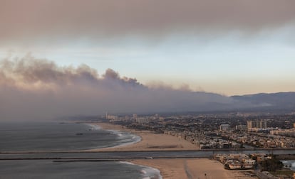 Los vientos de ms de 160 kilmetros por hora han impedido que los bomberos extingan los incendios en Pacific Palisades, Pasadena y Sylmar.