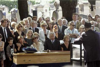 El primer ministro francés, Dominique de Villepin, que acudió al funeral de Gérard Oury, celebrado ayer en París, junto a a la viuda del director de cine, la actriz Michèle Morgan, y su hija, Daniele Thompson.