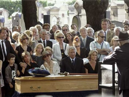 El primer ministro francés, Dominique de Villepin, que acudió al funeral de Gérard Oury, celebrado ayer en París, junto a a la viuda del director de cine, la actriz Michèle Morgan, y su hija, Daniele Thompson.